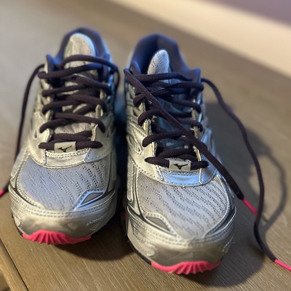 Mizuno Running Shoes - Picture 4 of 4